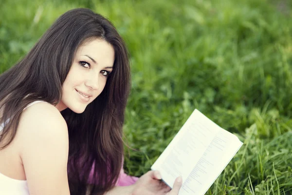 Een vrouw die een boek leest — Stockfoto