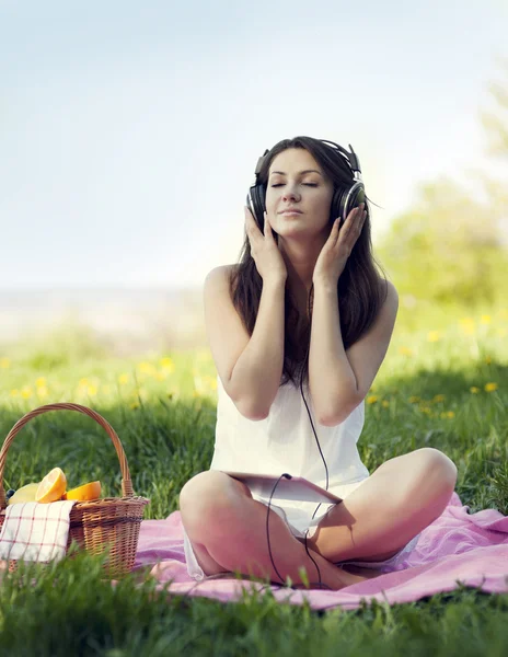 Jeune femme écoutant de la musique — Photo