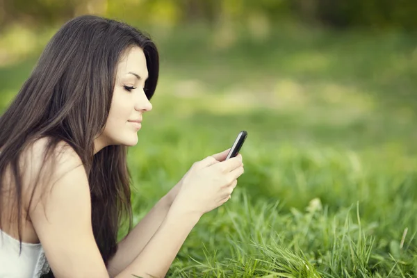 Junge Frau schreibt SMS — Stockfoto