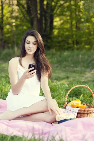 Junge Frau schreibt SMS — Stockfoto