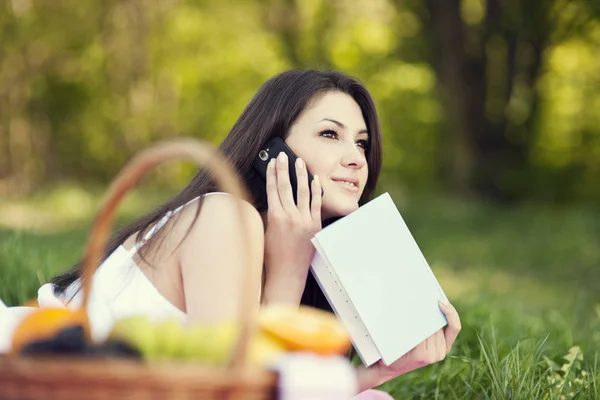 Ung kvinna pratar på mobiltelefon — Stockfoto