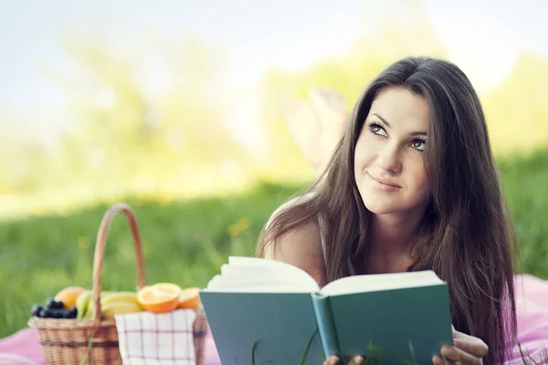 Jonge vrouw lezen — Stockfoto