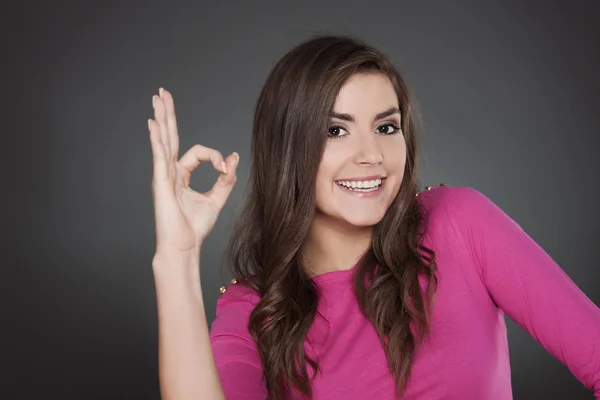 Fröhliche junge Frau mit Ok-Zeichen — Stockfoto