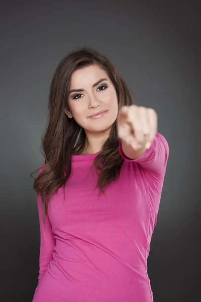 Mulher apontando para a câmera — Fotografia de Stock