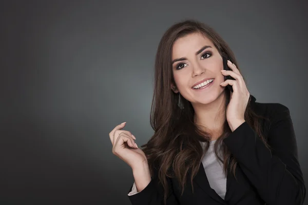 Vacker ung kvinna talar på mobiltelefon — Stockfoto
