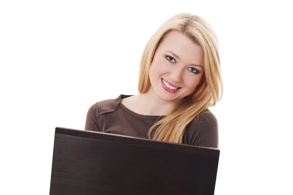 Dizüstü bilgisayar ile sarışın kadın — Stok fotoğraf