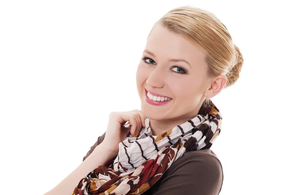 Fröhliche Frau mit herbstlichem Schal — Stockfoto