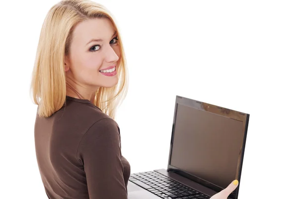 Jeune femme travaillant sur ordinateur portable — Photo