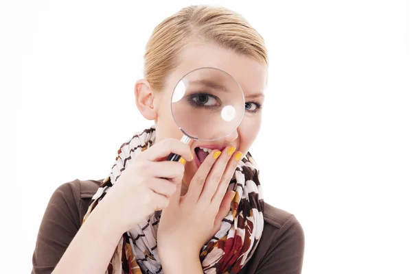 Vrouw met vergrootglas — Stockfoto