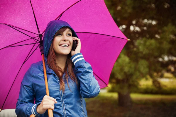 Jeune femme sous parapluie rose — Photo