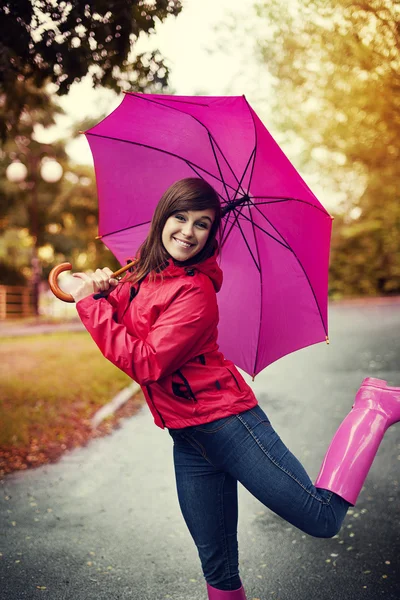 Mujer joven bajo paraguas rosa — Foto de Stock