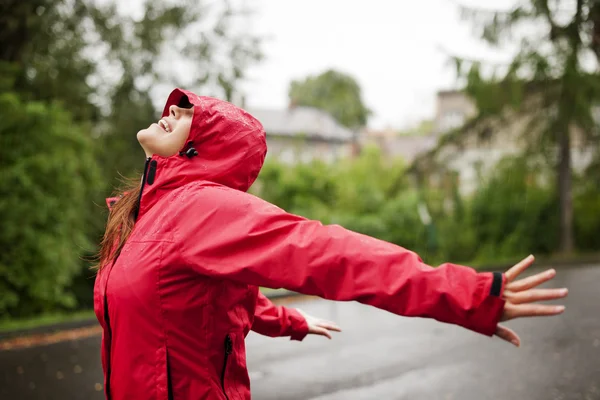 Ung kvinna i regnrock — Stockfoto