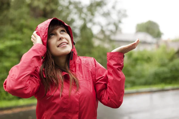 年轻女子穿雨衣 — 图库照片