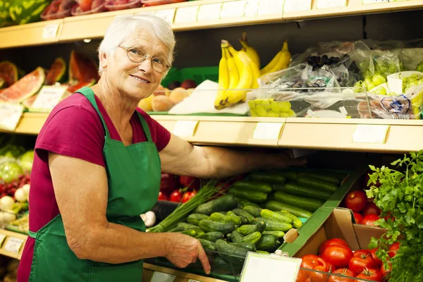 Femme âgée au supermarché — Photo