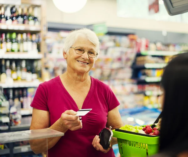 Starszy kobieta w supermarkecie — Zdjęcie stockowe