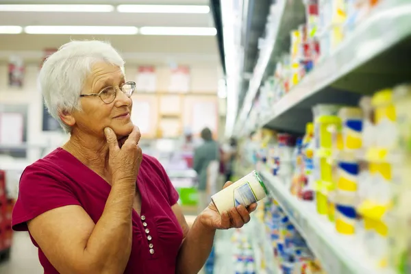 Starší žena v supermarketu — Stock fotografie