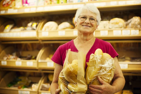 Senior woman at supermarket — Stock Photo, Image