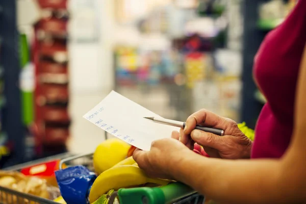 Senior vrouw in supermarkt — Stockfoto