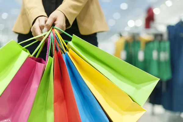 Mulher atraente compras — Fotografia de Stock