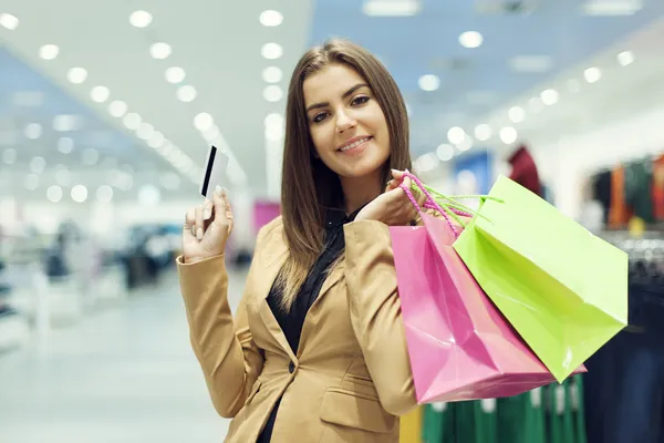 Mulher atraente compras — Fotografia de Stock