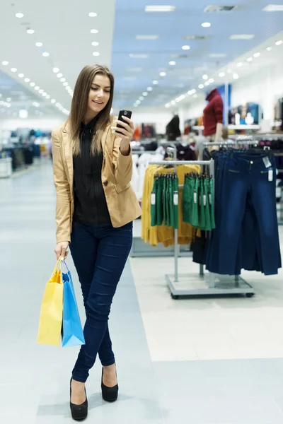 Mulher atraente compras — Fotografia de Stock