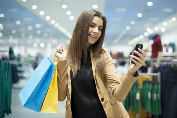 Mulher atraente compras — Fotografia de Stock