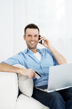 İnternet alışveriş gülümseyen erkek
