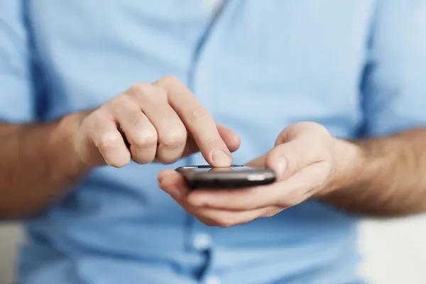 Man texting on mobile phone — Stock Photo, Image