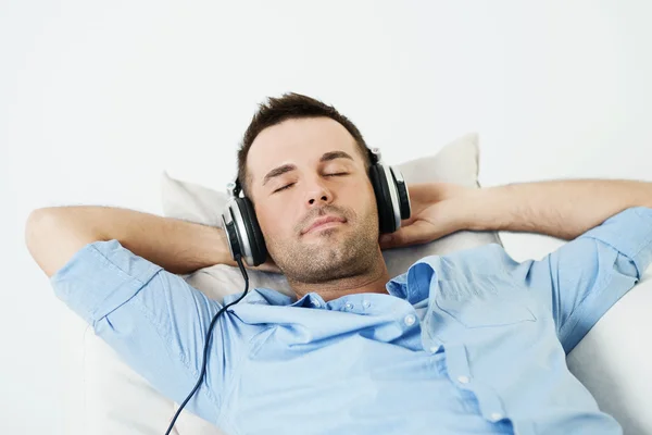 Hombre escuchando música — Foto de Stock