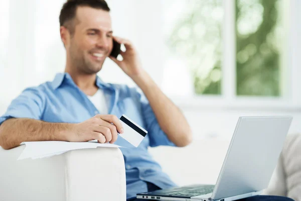 Attraktive Männer, die Rechnungen bezahlen — Stockfoto