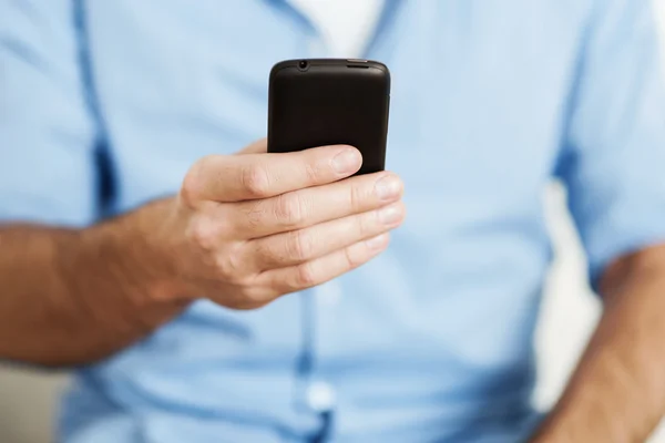 Hombre usando el teléfono inteligente —  Fotos de Stock