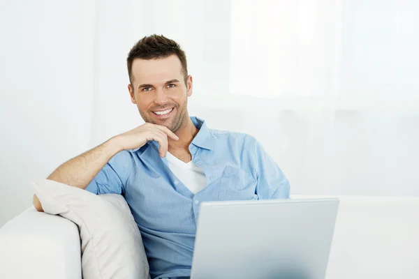 Homem com laptop — Fotografia de Stock