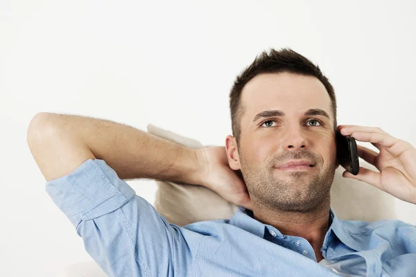 Hombre usando el teléfono inteligente —  Fotos de Stock