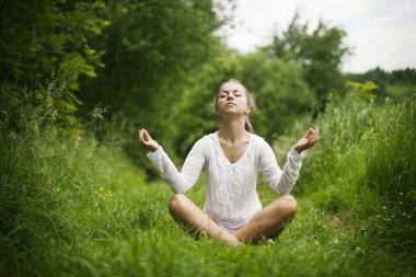 Yong kadın pratik yoga