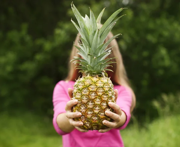 Ananas in handen — Stockfoto