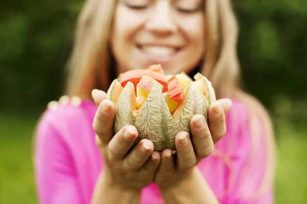 Mujer joven sosteniendo frutas y verduras —  Fotos de Stock