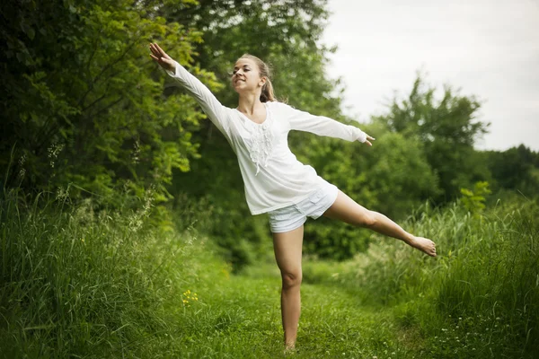 Mujer Yong practicando yoga —  Fotos de Stock