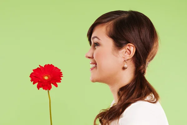 Mujer bonita sosteniendo flor roja — Foto de Stock