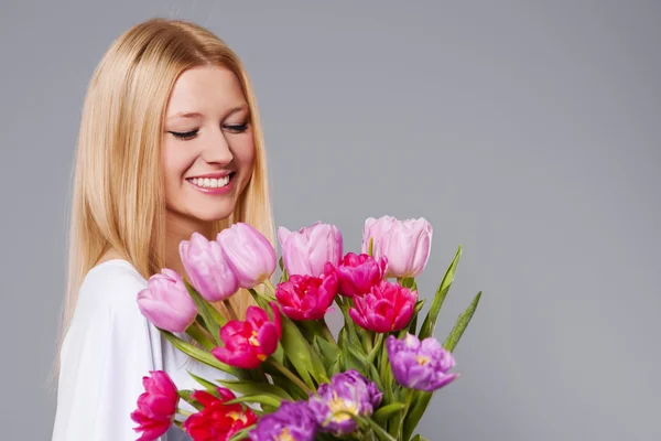 Mujer feliz sosteniendo tulipán rosa y morado —  Fotos de Stock