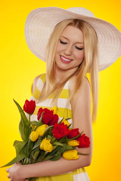 Весенний портрет красивой молодой женщины с тюльпанами — стоковое фото