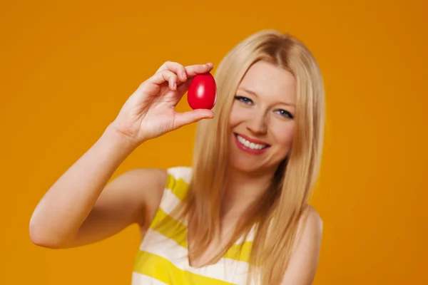 Mulher com ovo de Páscoa vermelho — Fotografia de Stock