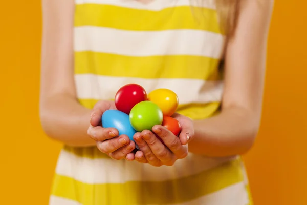 Close-up de ovo de páscoa multi colorido em mãos — Fotografia de Stock