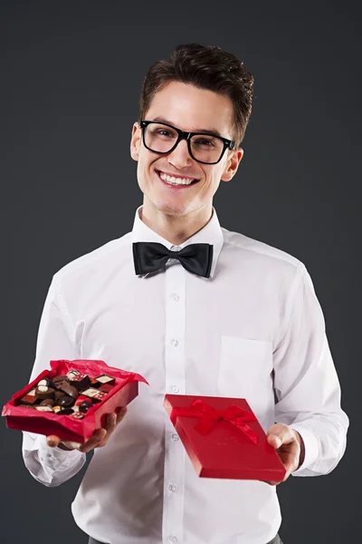 Homme donnant une boîte de praliné au chocolat — Photo