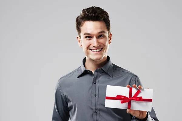 Mutlu bir adam holding beyaz kart — Stok fotoğraf