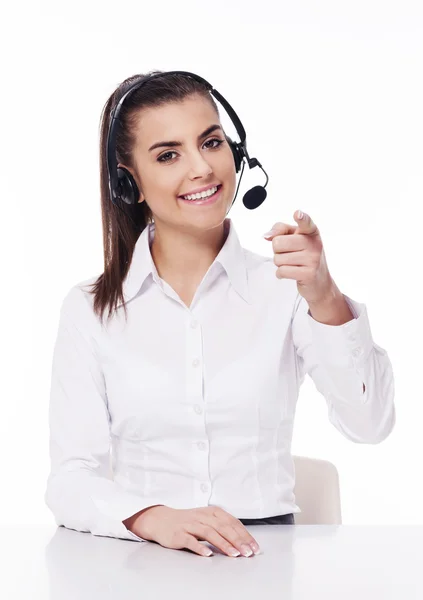 Vrouw met hoofdtelefoon wijzend op u — Stockfoto