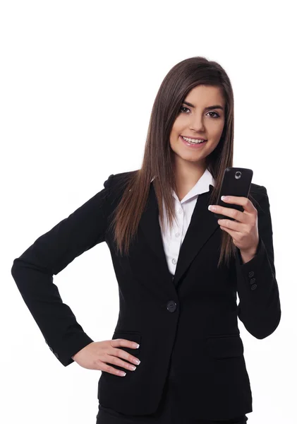 Feliz mujer de negocios usando el teléfono inteligente — Foto de Stock