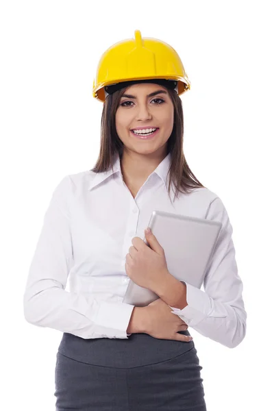 Mujer de negocios usando hardhat celebración tableta digital — Foto de Stock