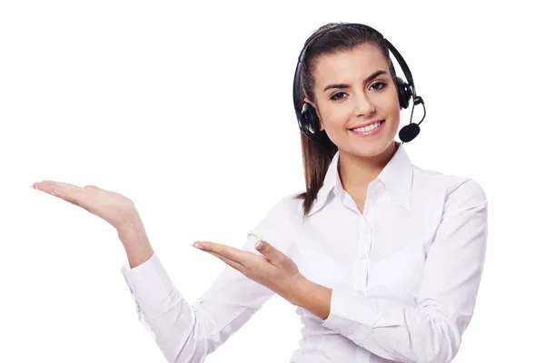 Mujer sonriente en la presentación de auriculares algo — Foto de Stock