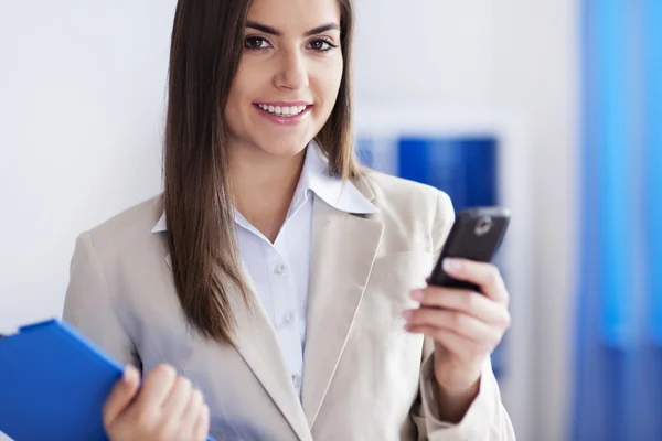 Arbeitende junge Frau — Stockfoto