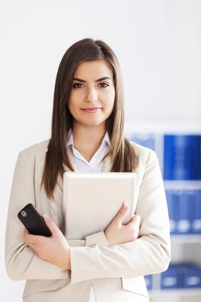 Zakenvrouw holding digitale Tablet PC en mobiele telefoon — Stockfoto